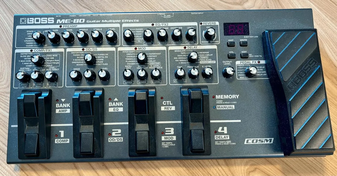 kytarový multiefekt "boss me-80 cosm"