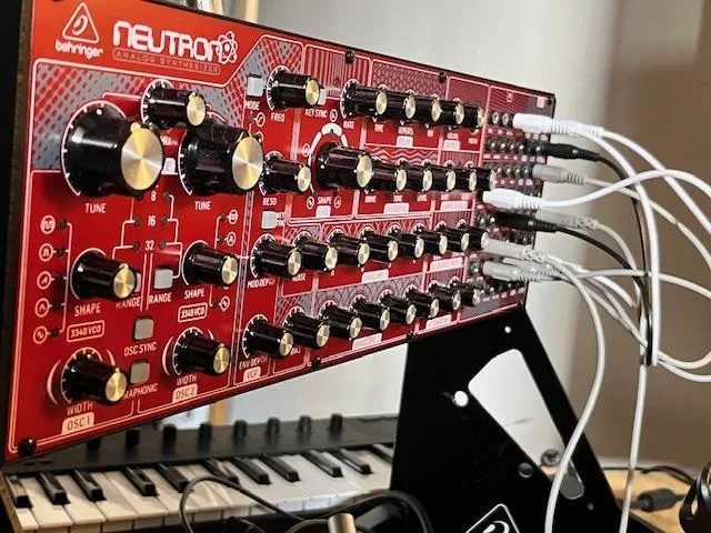 HW syntetizator Behringer Neutron