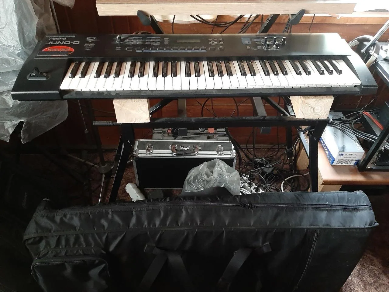 Roland Juno D-LE + stojan Soundsation