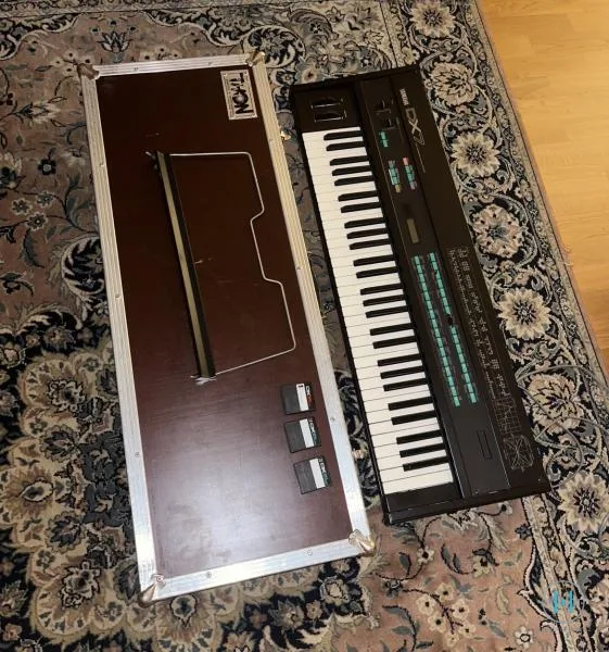 Yamaha DX7 + Thon Case + 3x Data Cartridge