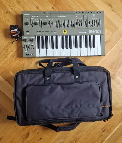 Roland SH-101 (+ batoh a CV modifikace)