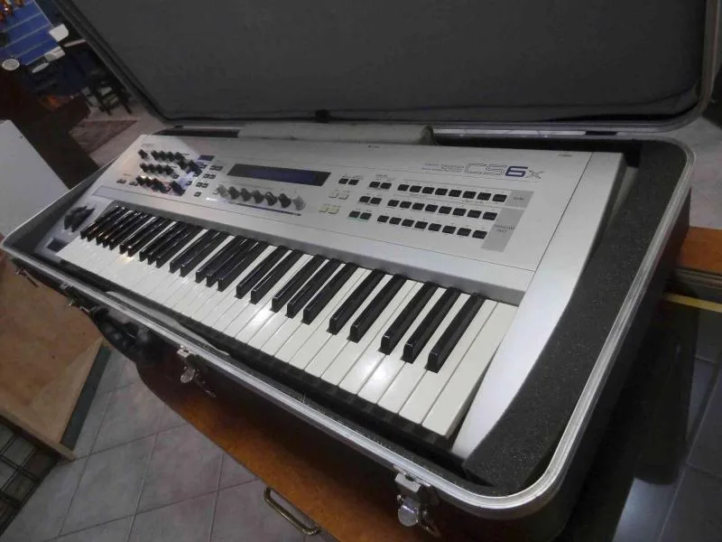 Yamaha CS6x syntetizátor+ tvrde púzdro
