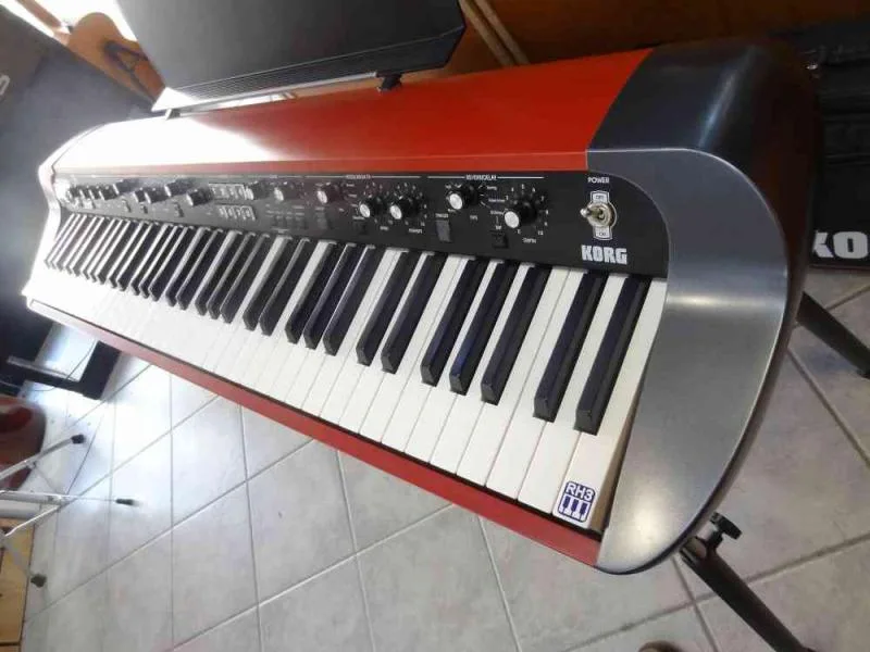 Korg SV-1 73 RED + originálny stojan a kufor - vše ako nové