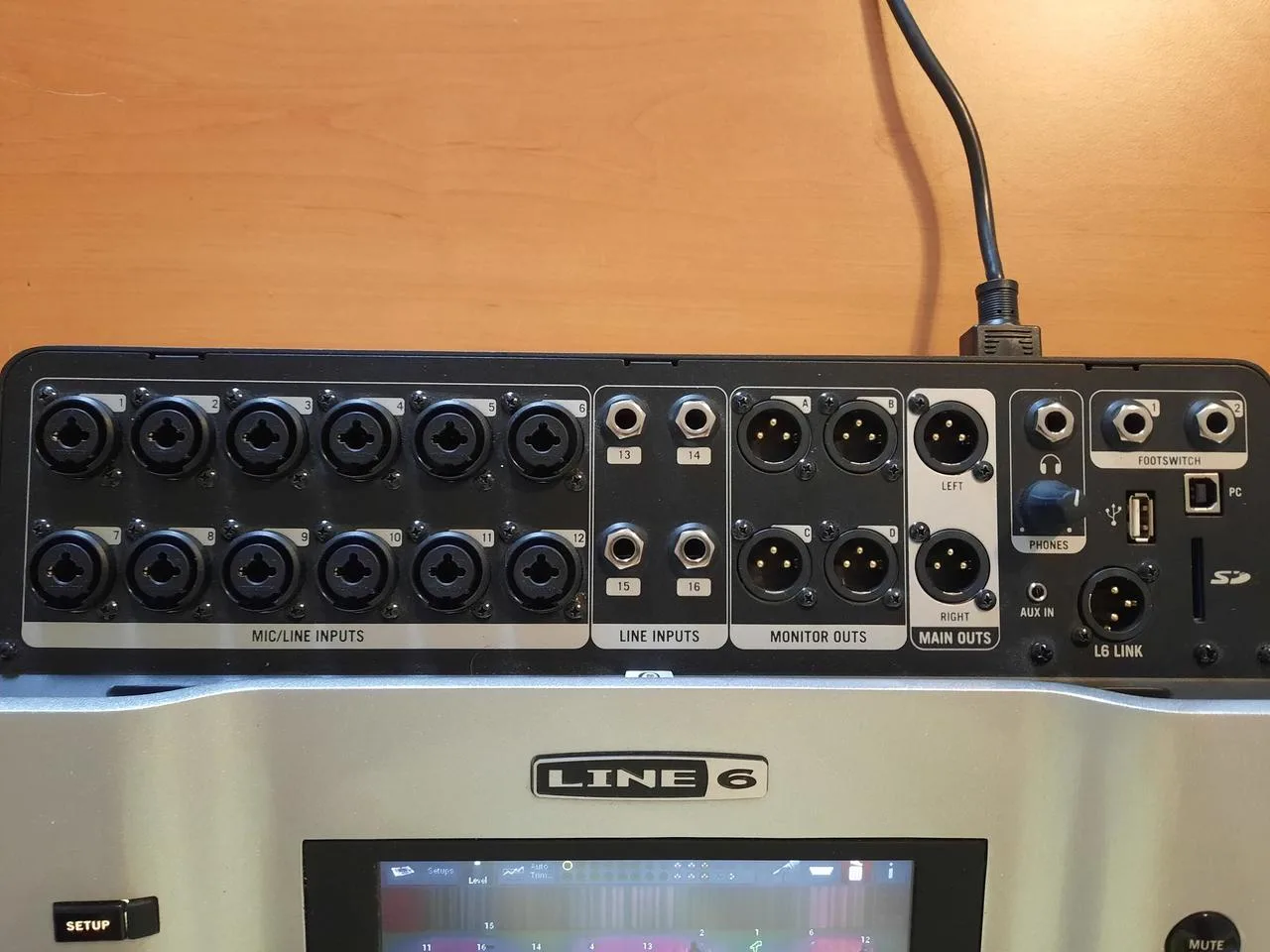 Line6 StageScape M20d Digitální mixpult