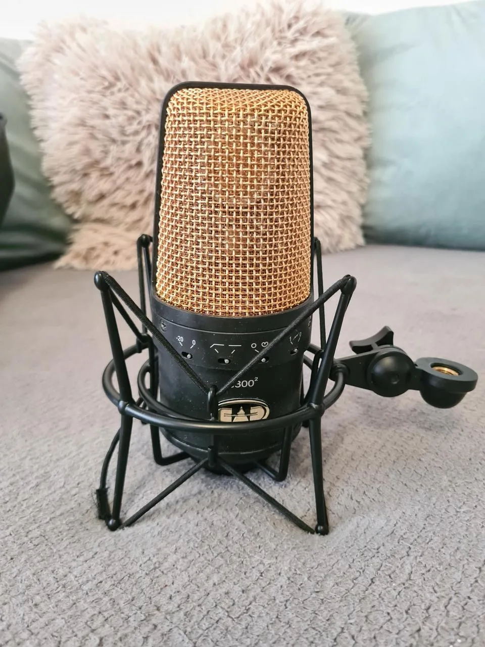 profesionální kondenzátorový mikrofon CAD e300 zlatý