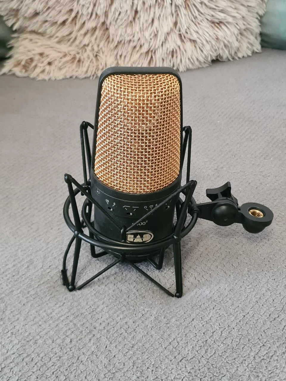 profesionální kondenzátorový mikrofon CAD e300 zlatý