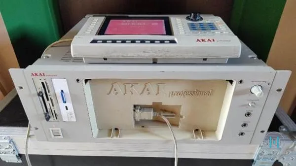 AKAI S6000