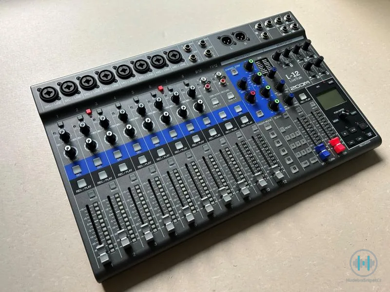 Zoom LiveTrak L-12 + SD karta + lampička