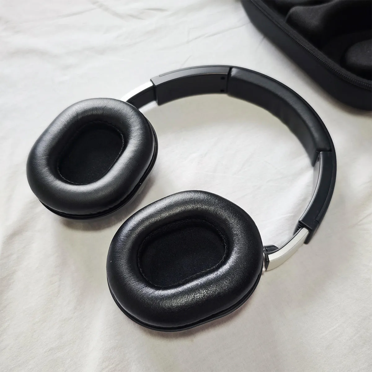 Studiová sluchátka Audio-Technica ATH-M70x +hliníkový stojan