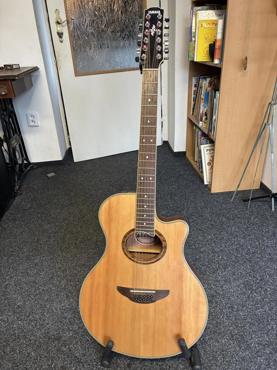 12 strunná Yamaha APX 700 II