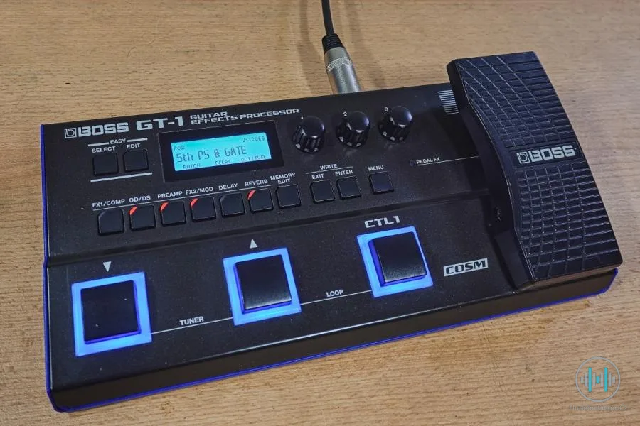 BOSS GT-1 kytarový multiefekt. Malý, lehký, výkonný.