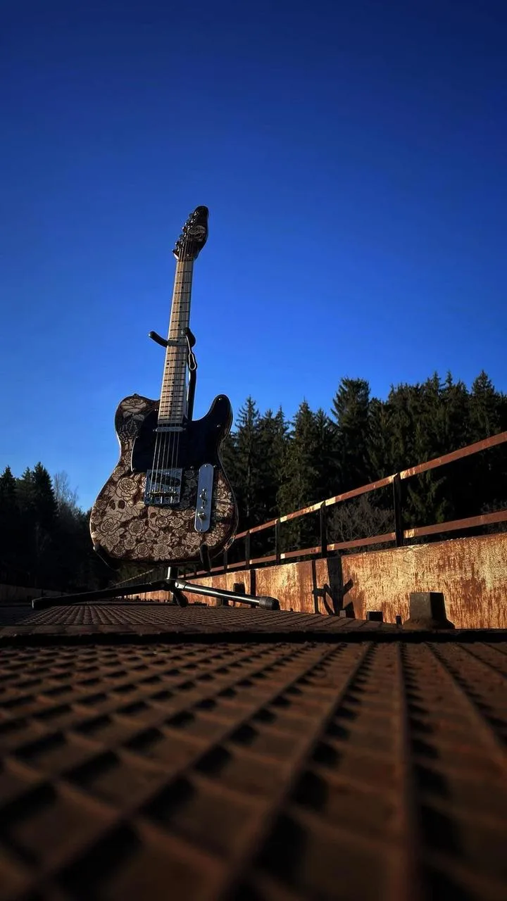 Elektrická kytara Telecaster pyrografie