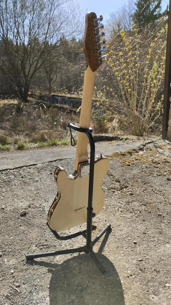 Elektrická kytara Telecaster pyrografie