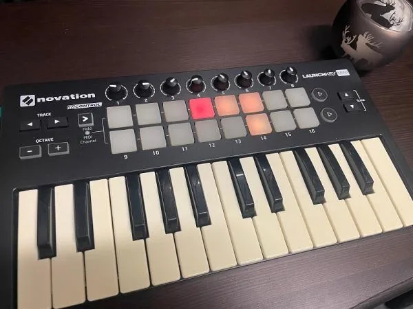 Novation Launchkey Mini – Novation Launchkey Mini - MIDI klávesy