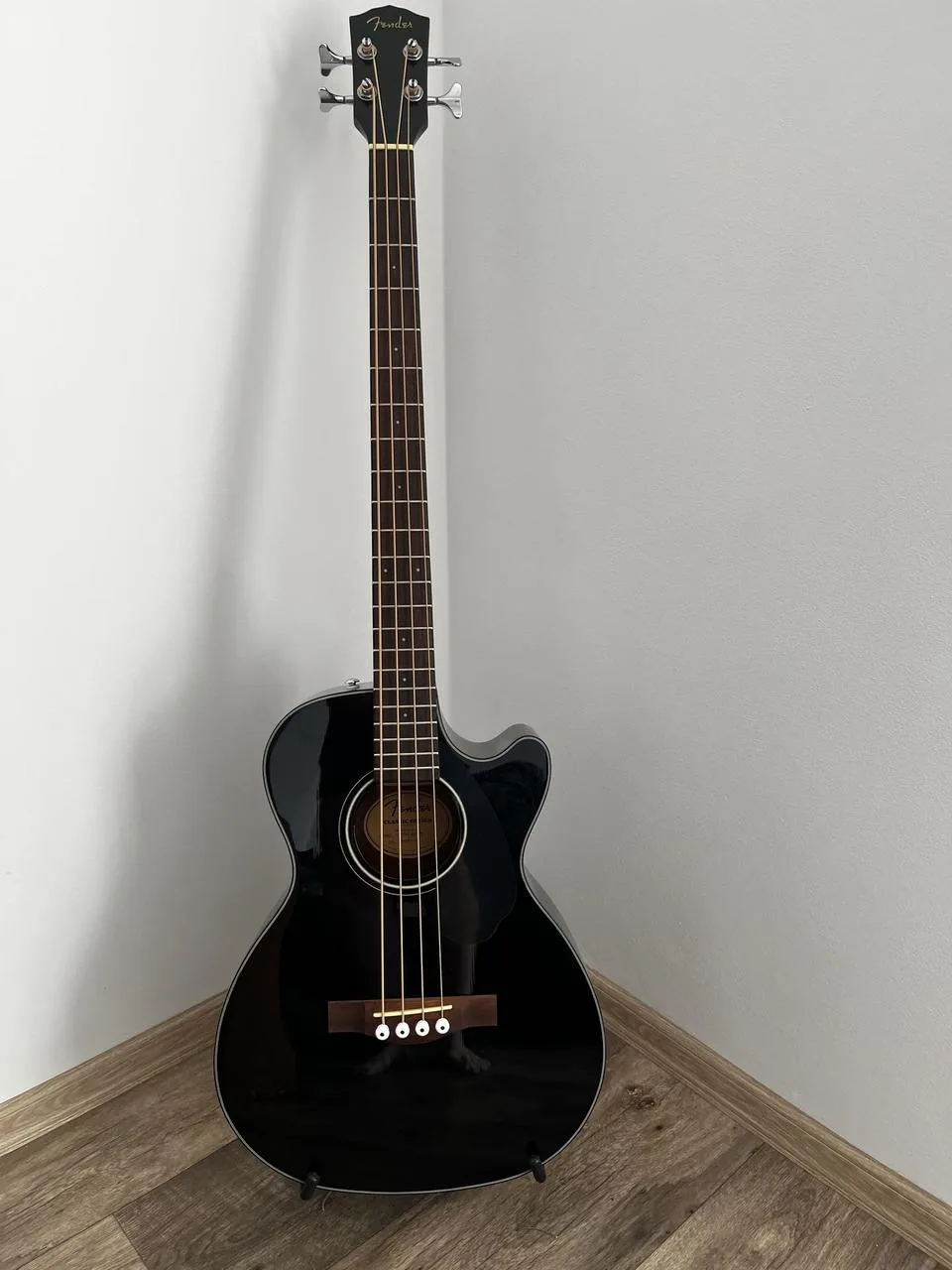 Elektroakustická baskytara Fender