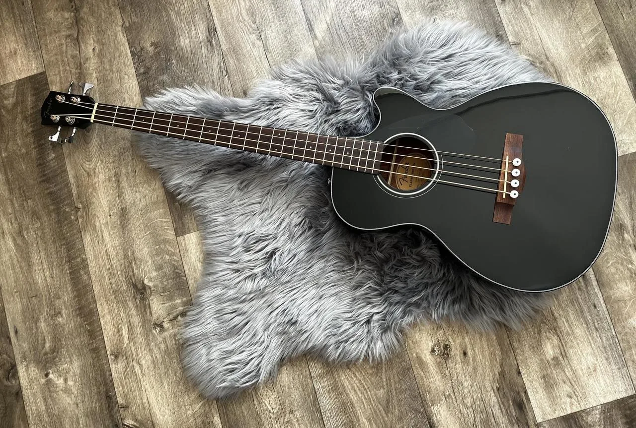 Elektroakustická baskytara Fender