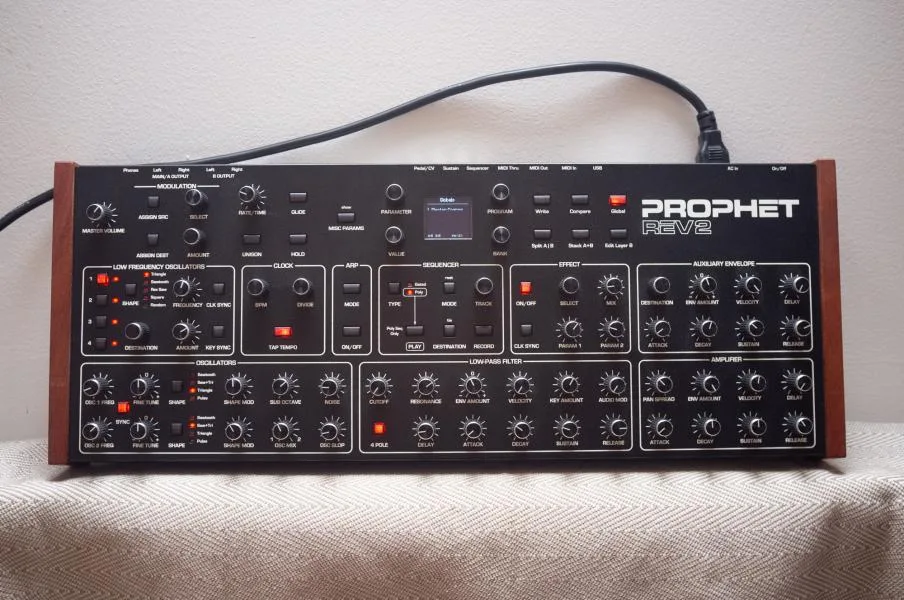 Prophet Rev2 Desktop 16 hlasů + road case