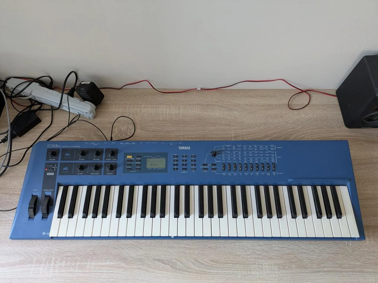 Legendární syntezátor Yamaha CS1x na prodej – jako nový