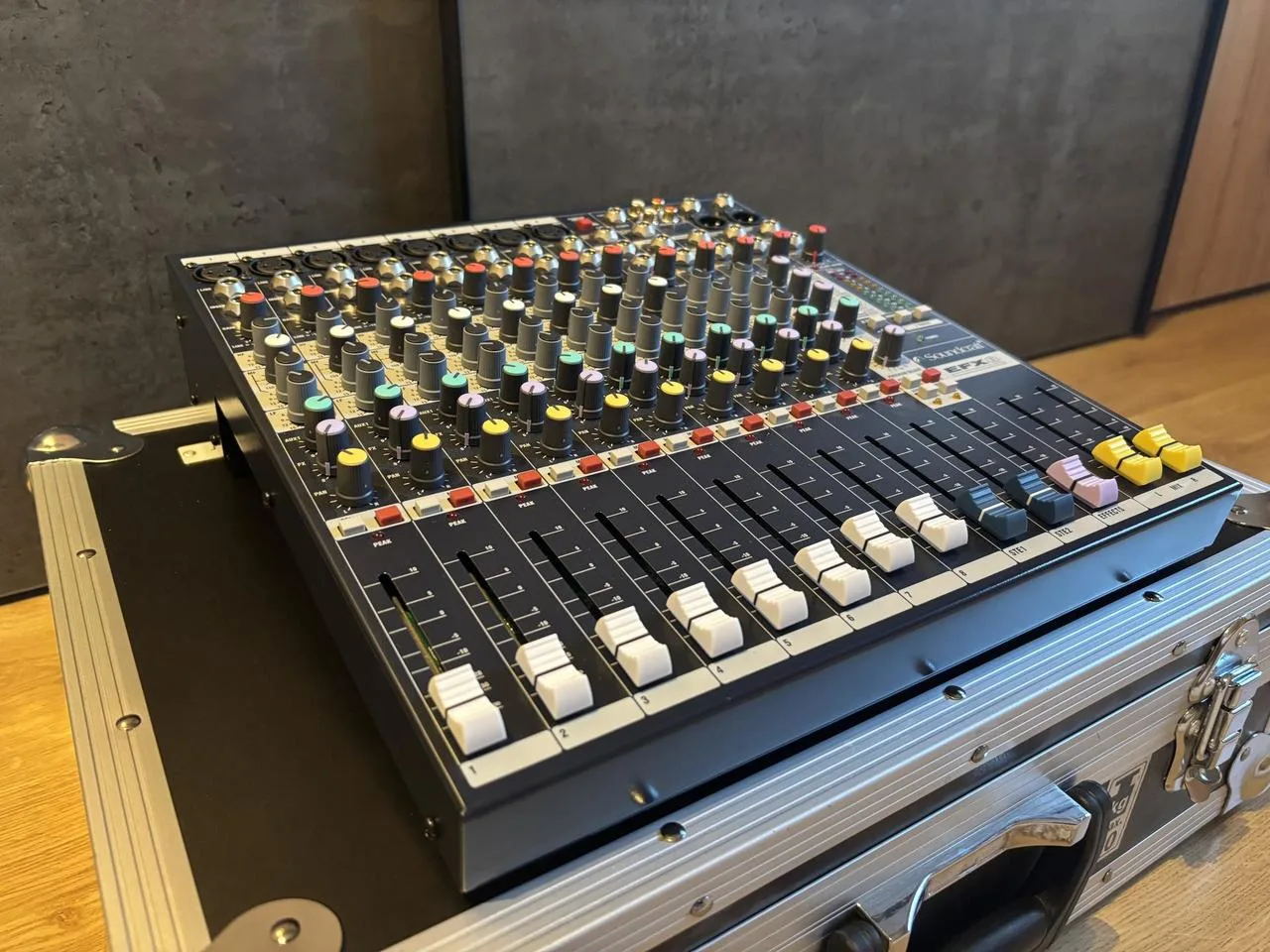Mixpult Soundcraft EFX 8