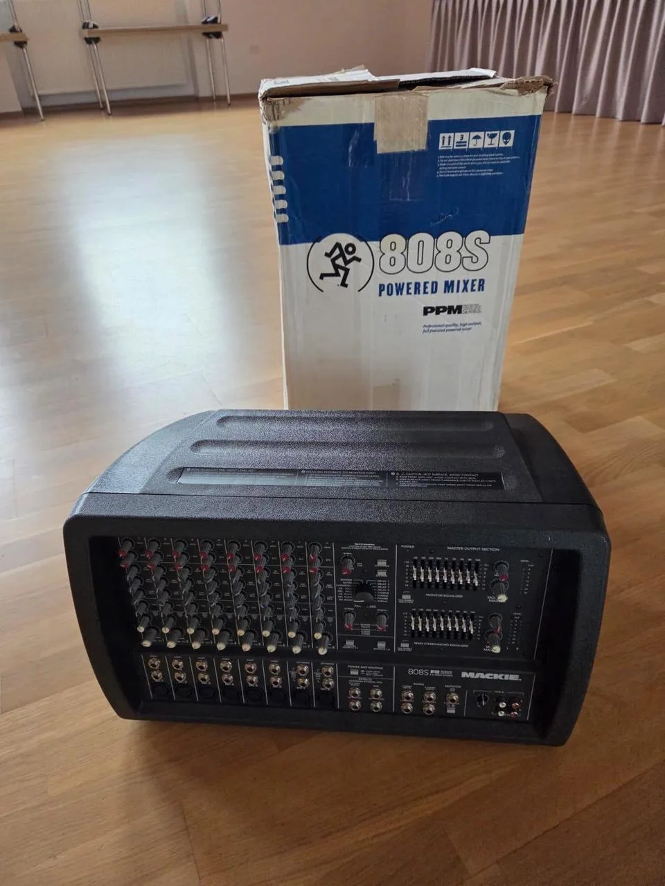 Mackie 808S