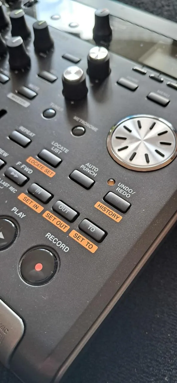 TASCAM DP-03SD 8-stopý rekordér