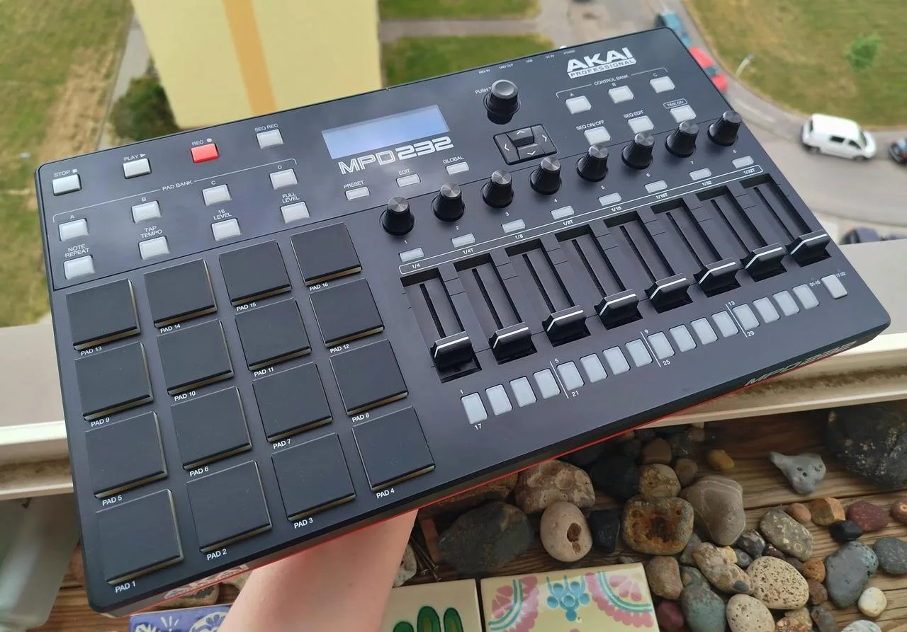 Kontrolér AKAI MPD232
