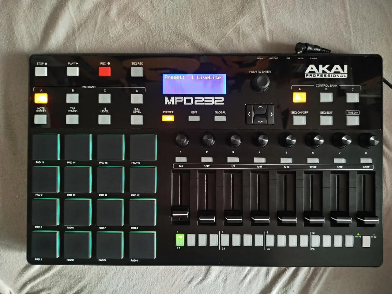 Kontrolér AKAI MPD232