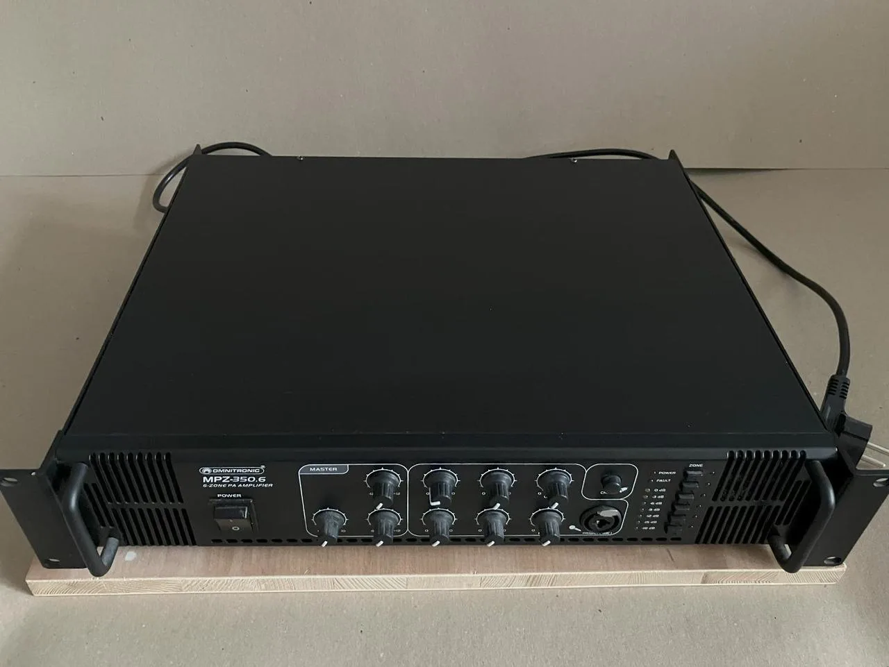 Omnitronic MPZ-350.6 6-zónový zesilovač