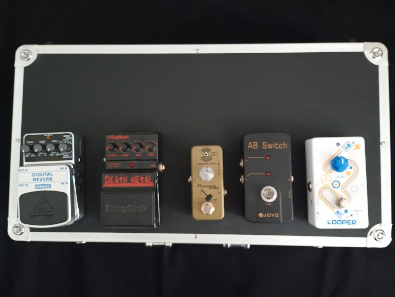 Nevyužité efekty,napájecí adaptér a pedalboard