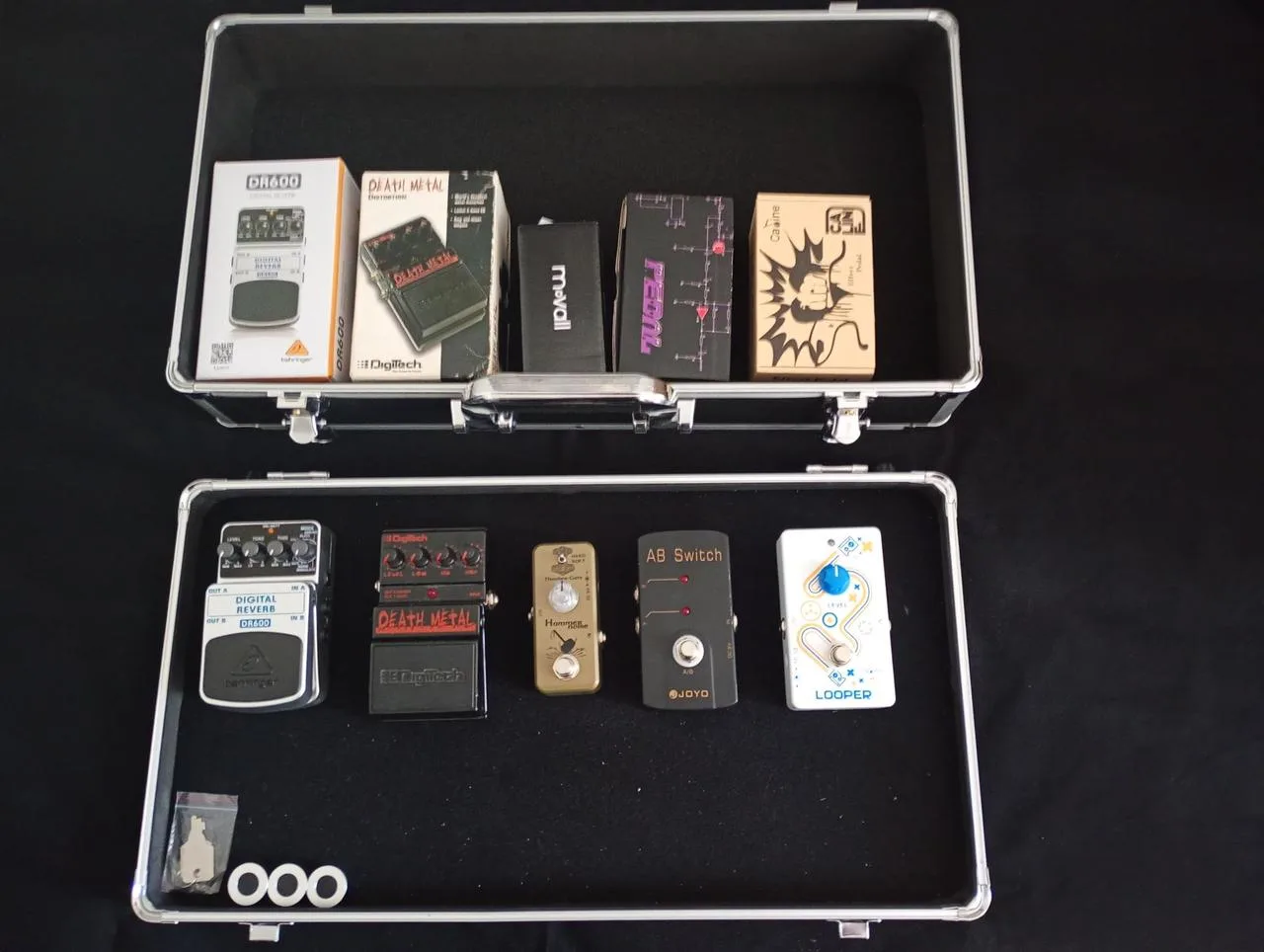 Nevyužité efekty,napájecí adaptér a pedalboard