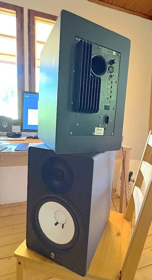 2x Yamaha HS80