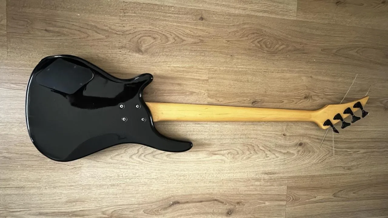 Baskytara JinHo 4strunná + obal | Black Gloss | Metal/Rock