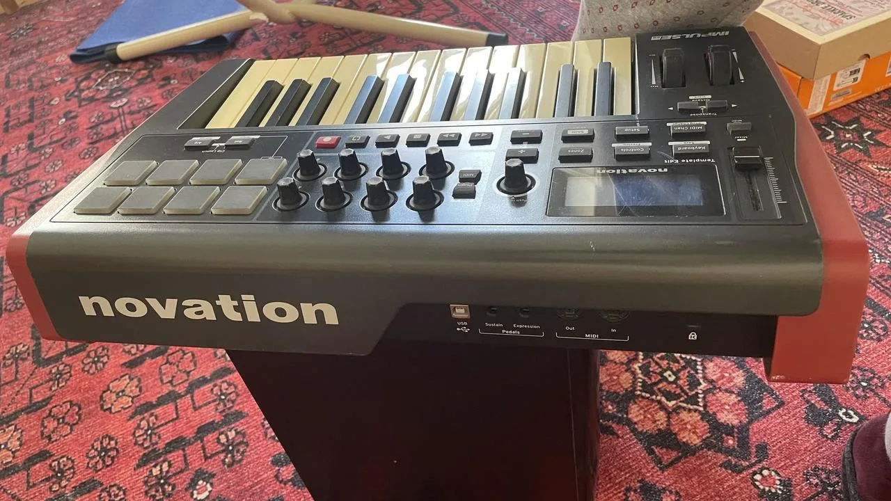 Novation Impulse 25 midi keyboard