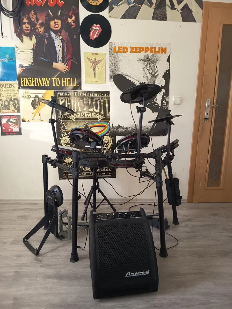 Prodám elektrické bicí značky Alesis s kombem Carlsbro