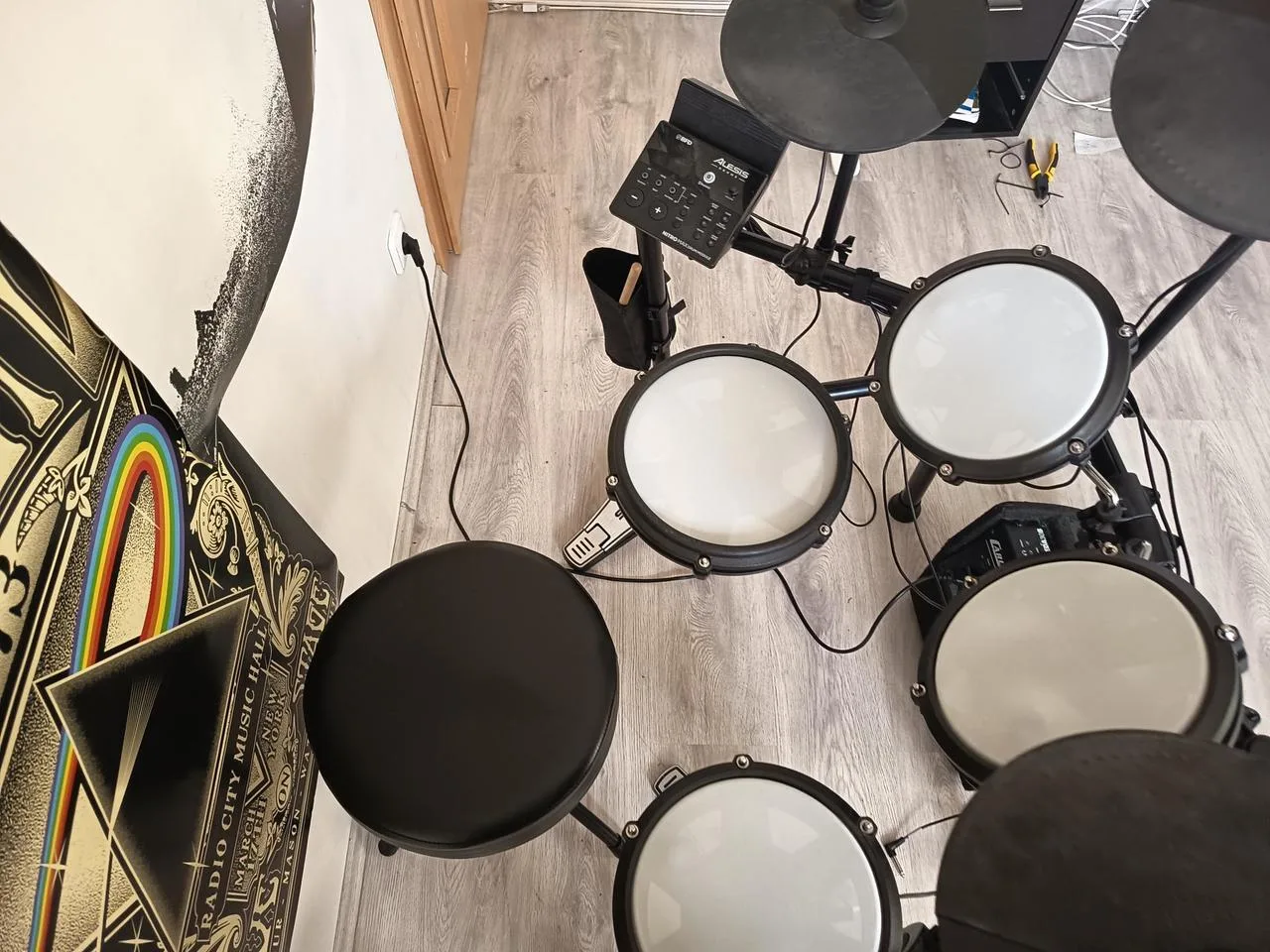 Prodám elektrické bicí značky Alesis s kombem Carlsbro