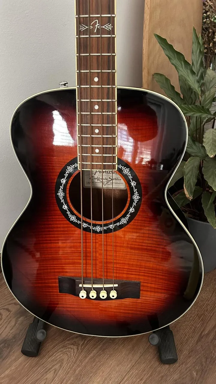 Elektroakustická baskytara Fender