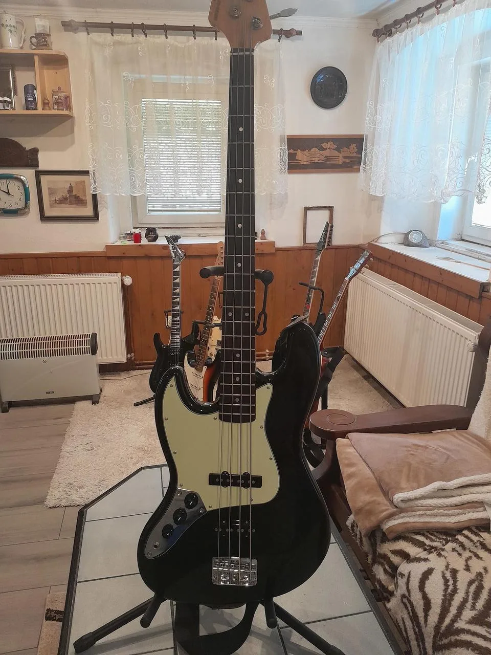 Levoruká baskytara typu Jazzbass