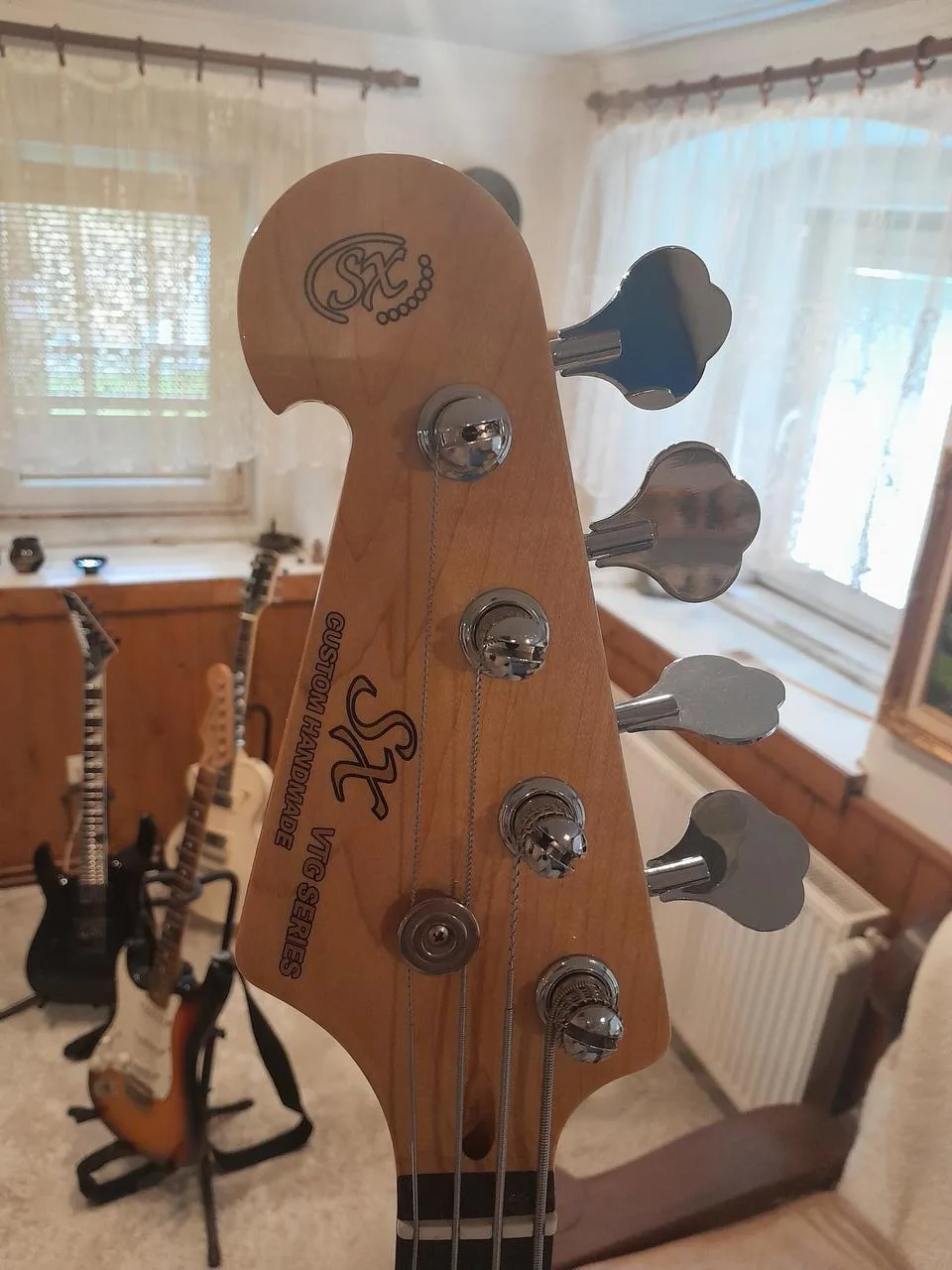 Levoruká baskytara typu Jazzbass