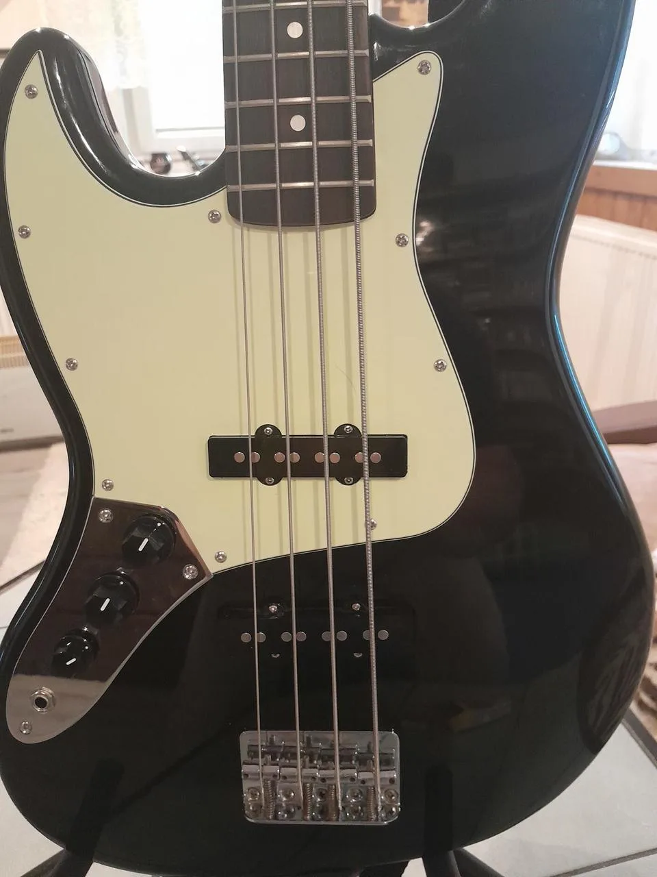 Levoruká baskytara typu Jazzbass