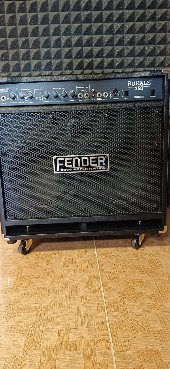 Baskytarové combo FENDER+příslušenství.