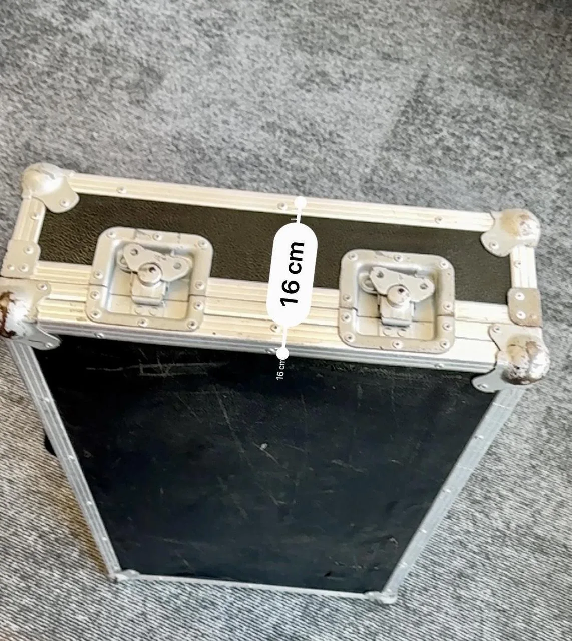 Prodám pevný case na mixpult