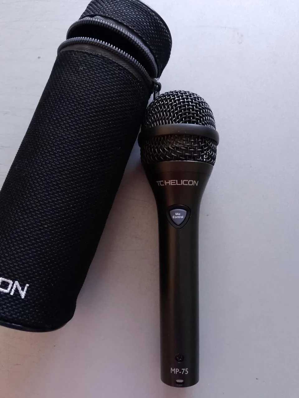 Vokální dynamický mikrofon TC-Helicon MP-75 s pouzdrem