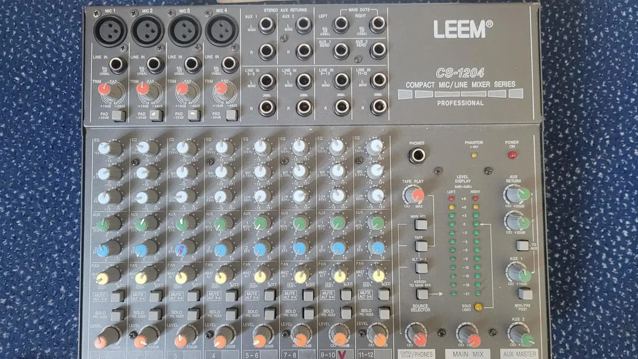 Analogový mixážní pult LEEM CS-1204 + kabely a manuál – plně