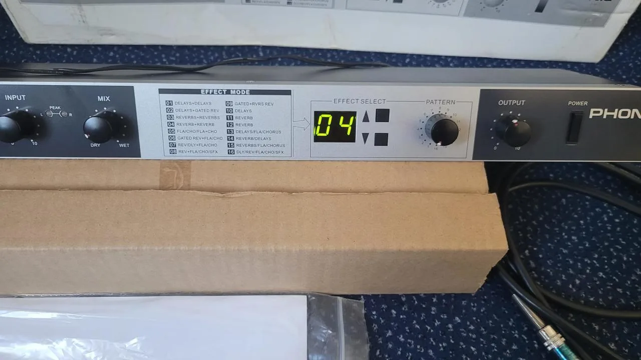 Phonic DFX256 digitální efektový procesor – komplet+kabely