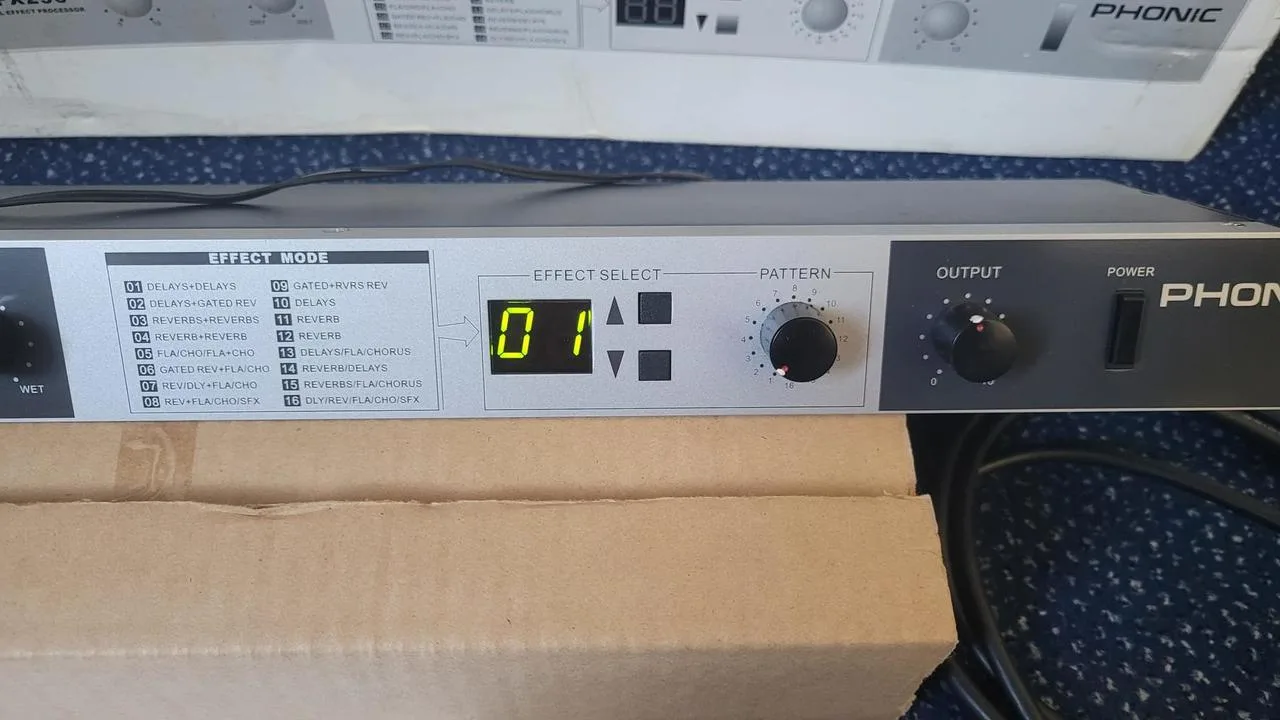 Phonic DFX256 digitální efektový procesor – komplet+kabely