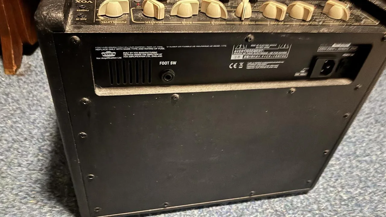 Prodám kombo VOX VT20+