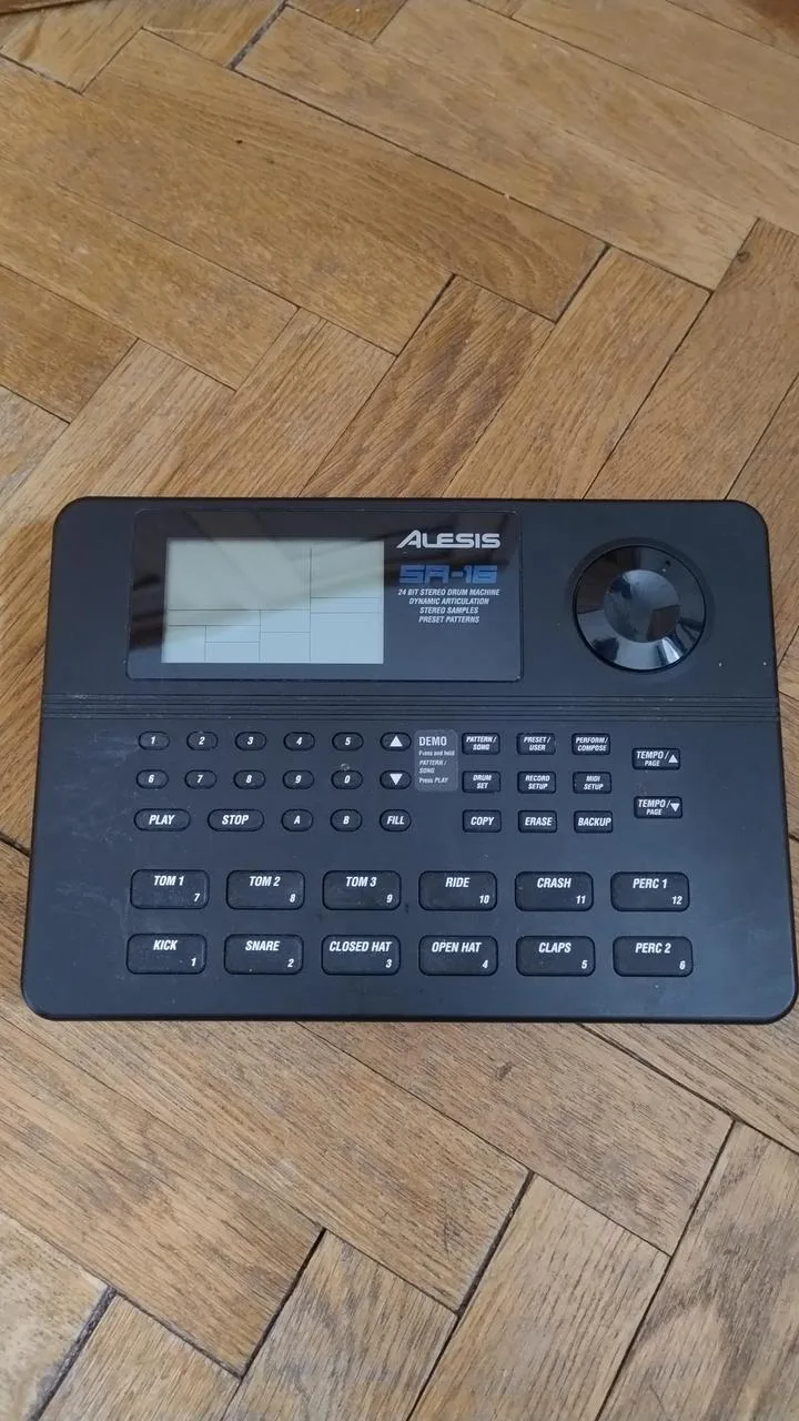 Alesis SR-16 - drum machine