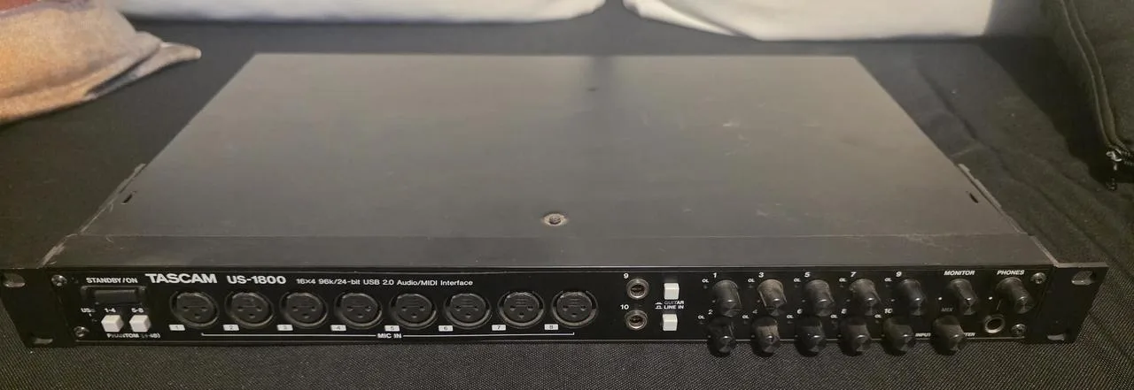 TASCAM US-1800 - 8 XLR mikrofonních vstupů
