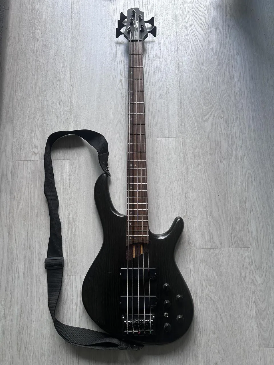 Baskytara Cort Artisan B5 (5-strunná)