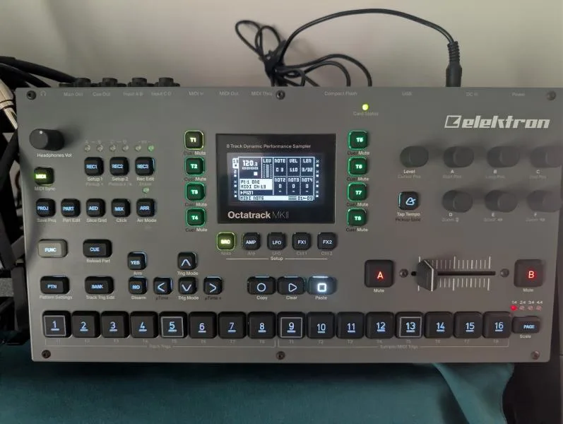 Elektron Octatrack MKII ve výborném stavu + dust cover + CF karty